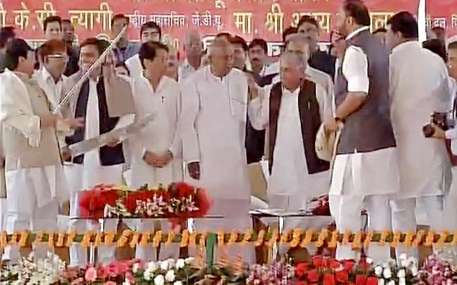 IndiaToday's tweet photo. Did Samajwadi Party's infighting block grand alliance in UP?
https://t.co/H6qrL1Tgv9 https://t.co/w4mS2kqfei
