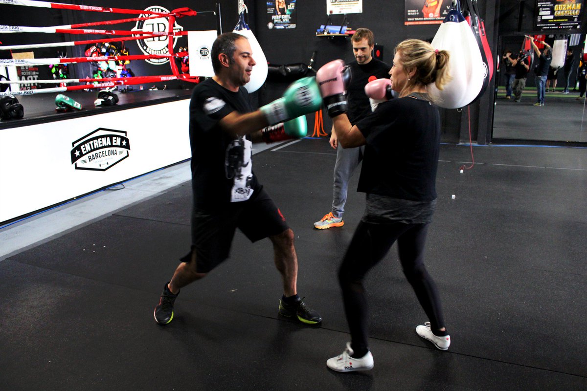 som3cat's tweet photo. Dijous tindrem una conversa @ForadeSerieTV3 en un ring de kick-boxing. Els contrincants: @toniclapes i @joanaortega! https://t.co/3EiKaPhd4r