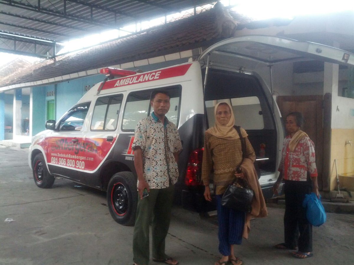 SunnahKu's tweet photo. Ibu Rubiyem (54, Tumor Ovarium) diantar pulang oleh Kurir SR menuju Gunungkidul #SRJogja @SRbergerak https://t.co/uNFJ4eoZ8q