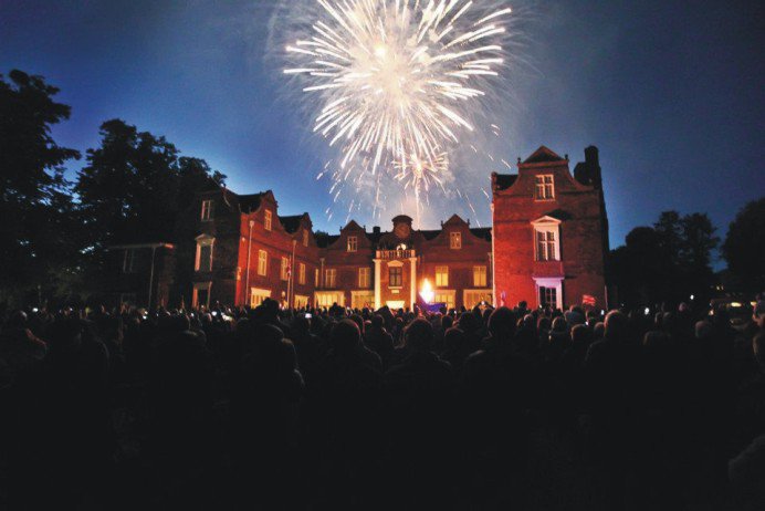 Having fireworks or a bonfire tonight? Make sure to stay safe with these tips: bit.ly/2fnjVc4 #BonfireNight