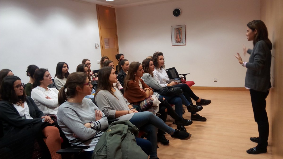 enfermeriaunav's tweet photo. Hoy estamos en Madrid con las alumnas de 4 visitando el centro Laguna @HCCLaguna. 1 sesión con @pazugalde https://t.co/RL2d9nXPih