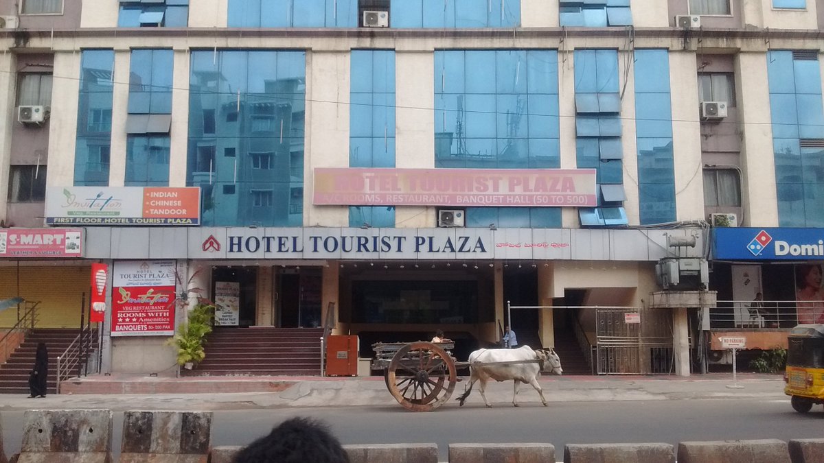 CharminarBlog's tweet photo. A typical bullock cart in #Hyderabad #internetmeet #ICANN57 #India https://t.co/oasNvFX2Hh