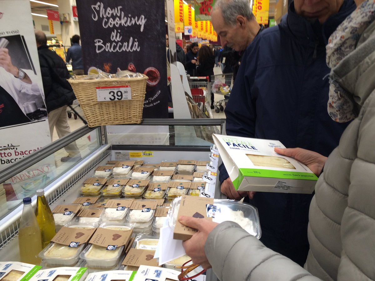 TagliapietraSrl's tweet photo. #Chef @francofavaretto interpreta  #Tagliapietra all' @AUCHAN_France filetti di #stoccafisso con verze, fichi,prugne,semi girasole https://t.co/T3M7XRZAoT