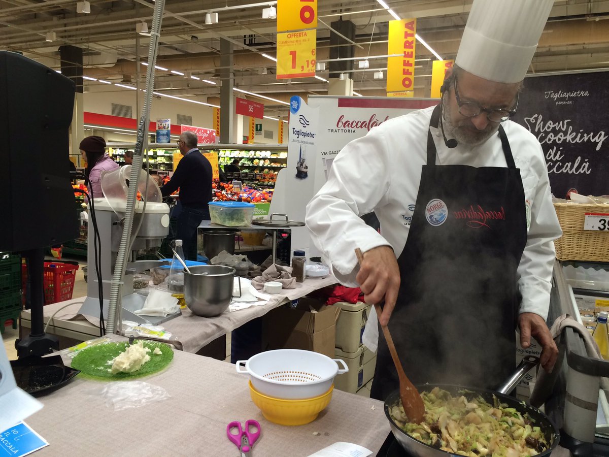 TagliapietraSrl's tweet photo. #Chef @francofavaretto interpreta  #Tagliapietra all' @AUCHAN_France filetti di #stoccafisso con verze, fichi,prugne,semi girasole https://t.co/T3M7XRZAoT