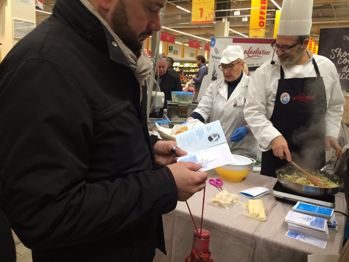TagliapietraSrl's tweet photo. #Chef @francofavaretto interpreta  #Tagliapietra all' @AUCHAN_France filetti di #stoccafisso con verze, fichi,prugne,semi girasole https://t.co/T3M7XRZAoT