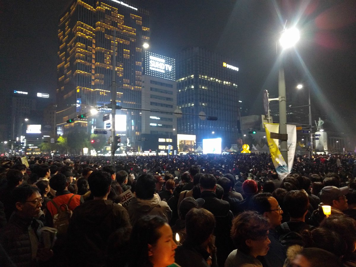 광화문, 이 자리에 모인 국민 여러분의 준엄한 뜻.

기억하겠습니다. 함께 하고 있습니다.