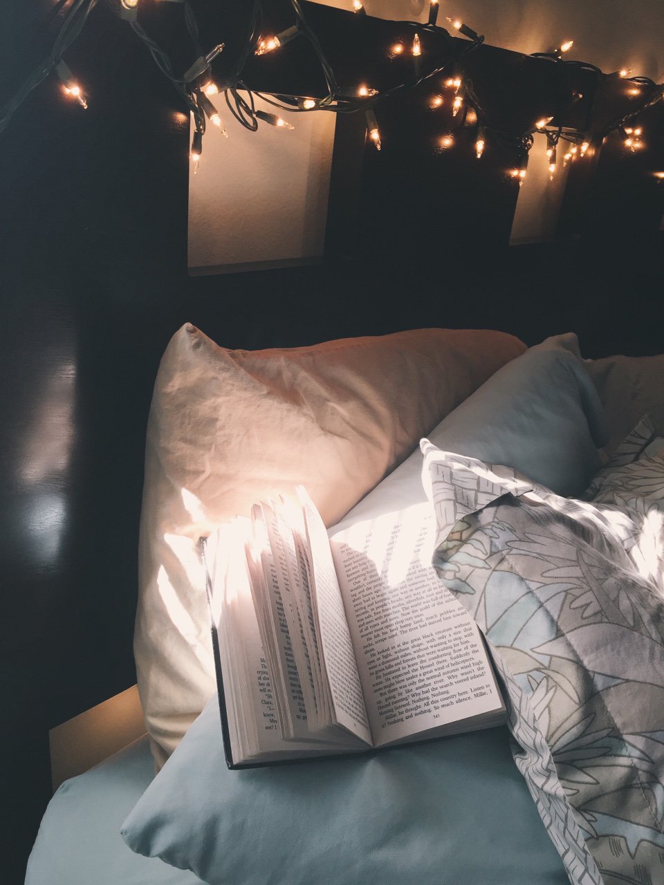 Книга на кровати Эстетика