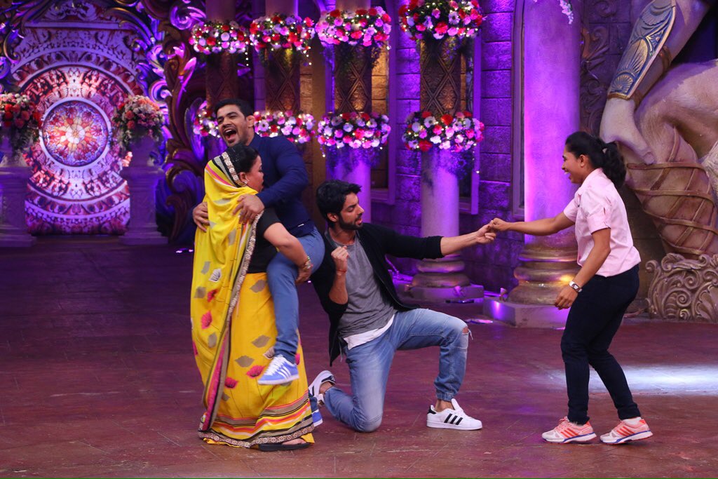 BhartiFun's tweet photo. Tomorrow gonna be funny on #CNBTaaza the 10pm @ColorsTV @bharti_lalli @nikuld https://t.co/2Qcx1nUj1I