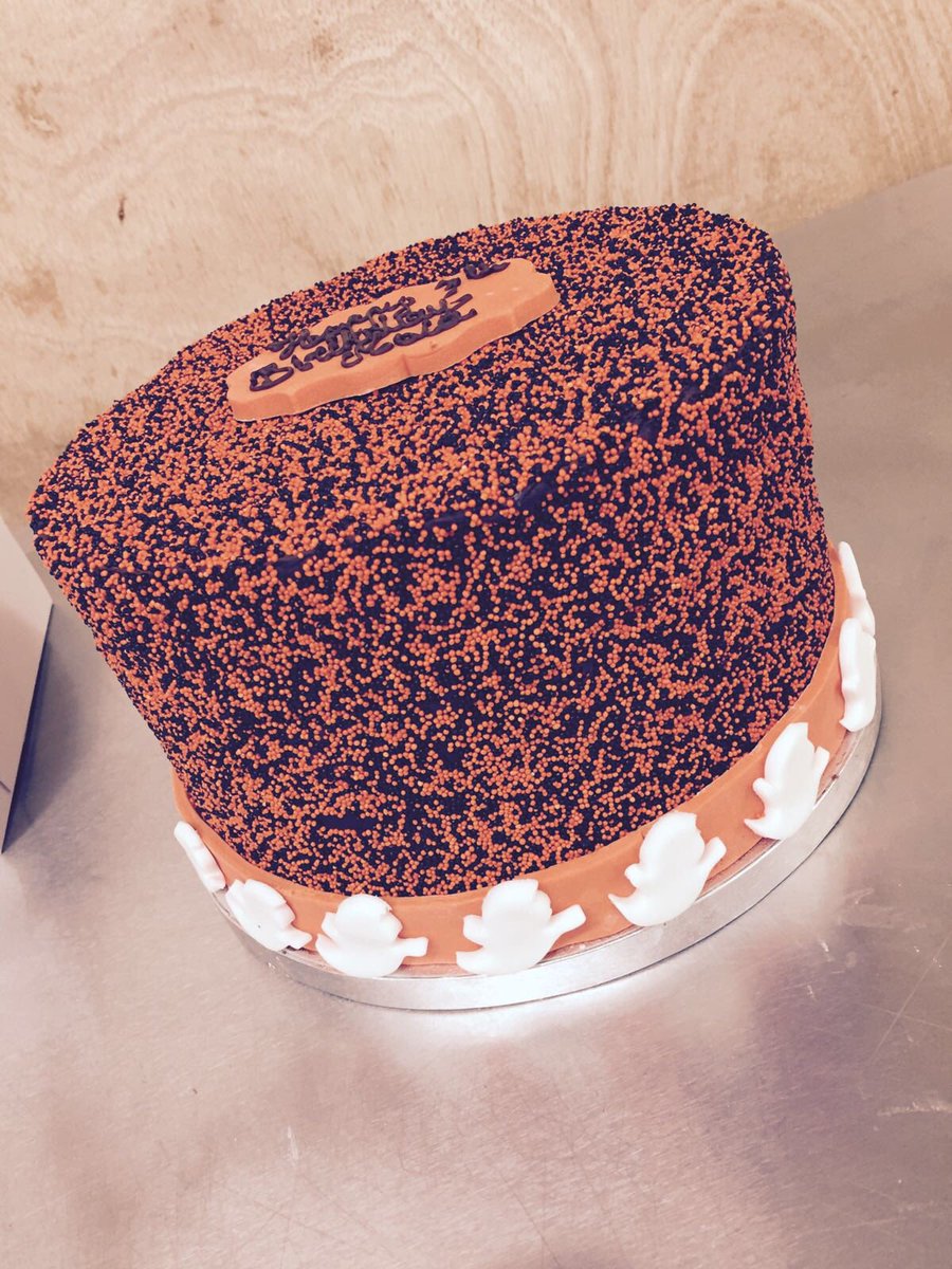 We're here at <a href="/BarnesFarmersMk/">BarnesFarmersMarket</a> with lots of yummy #cakes and other #goodies.  #londonfarmers