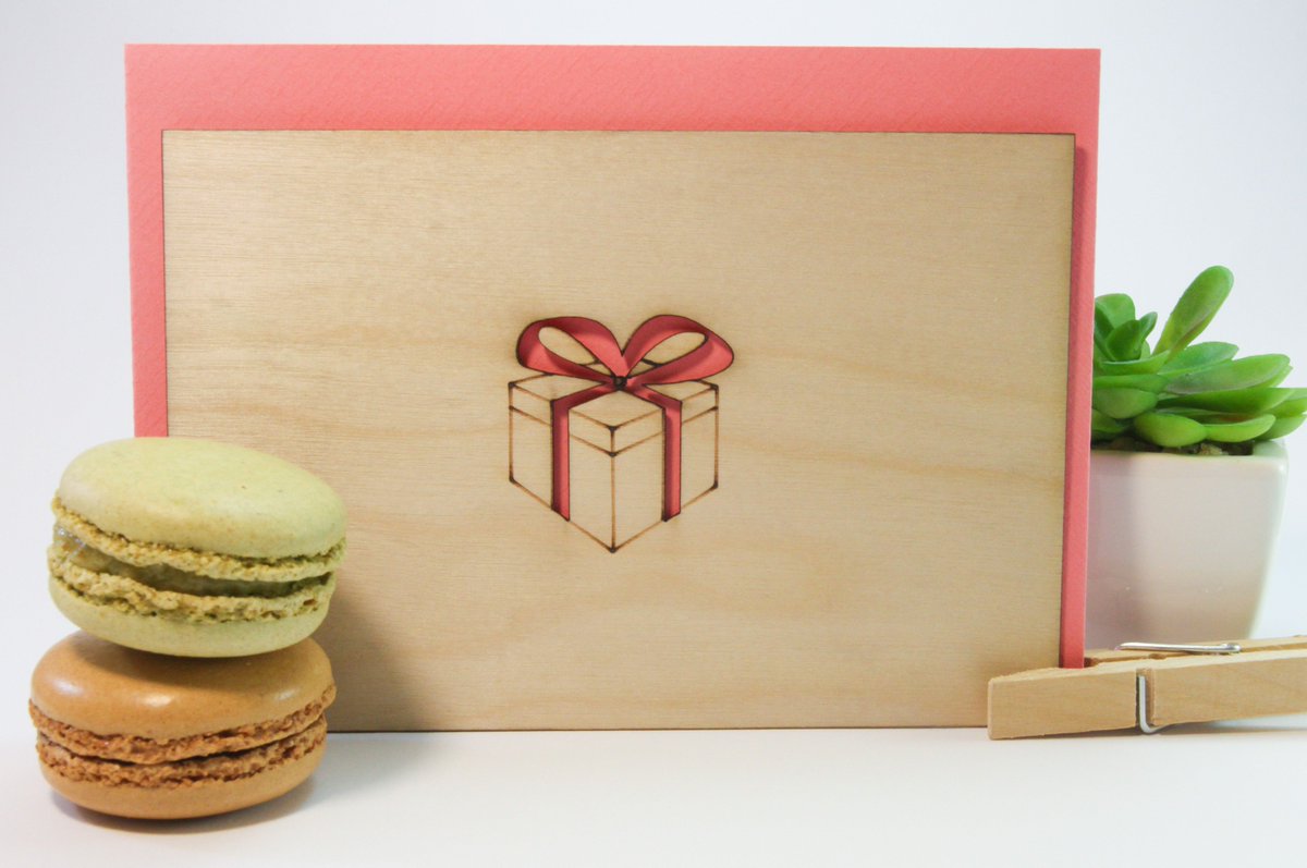 🎁Ker je voščilnica pomemben del darila.🎁
#lesenevoščilnice #woodencards #gift #Macarons #osemdesign #trgovinaosem