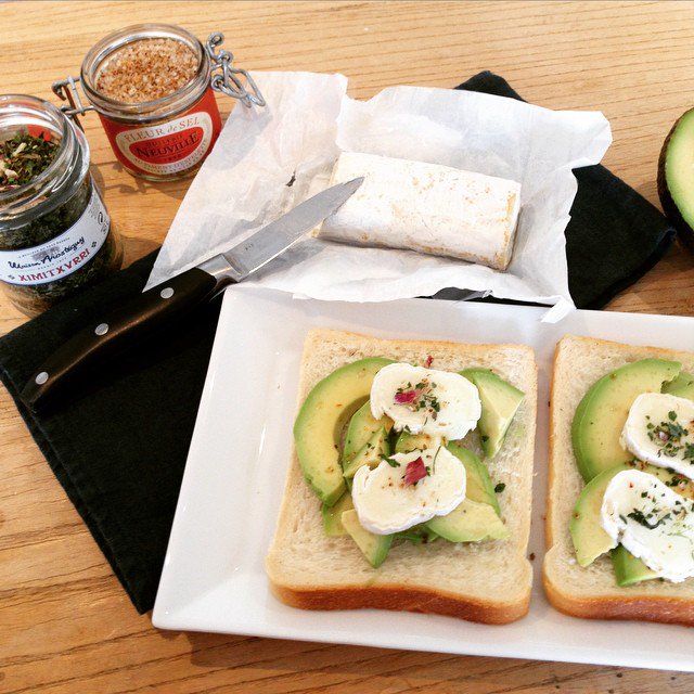 Avocado toast &amp; bûche de chèvre La Lémance, un idée recette facile et rapide pour le déjeuner ! #bio #recette bit.ly/2frz1cL