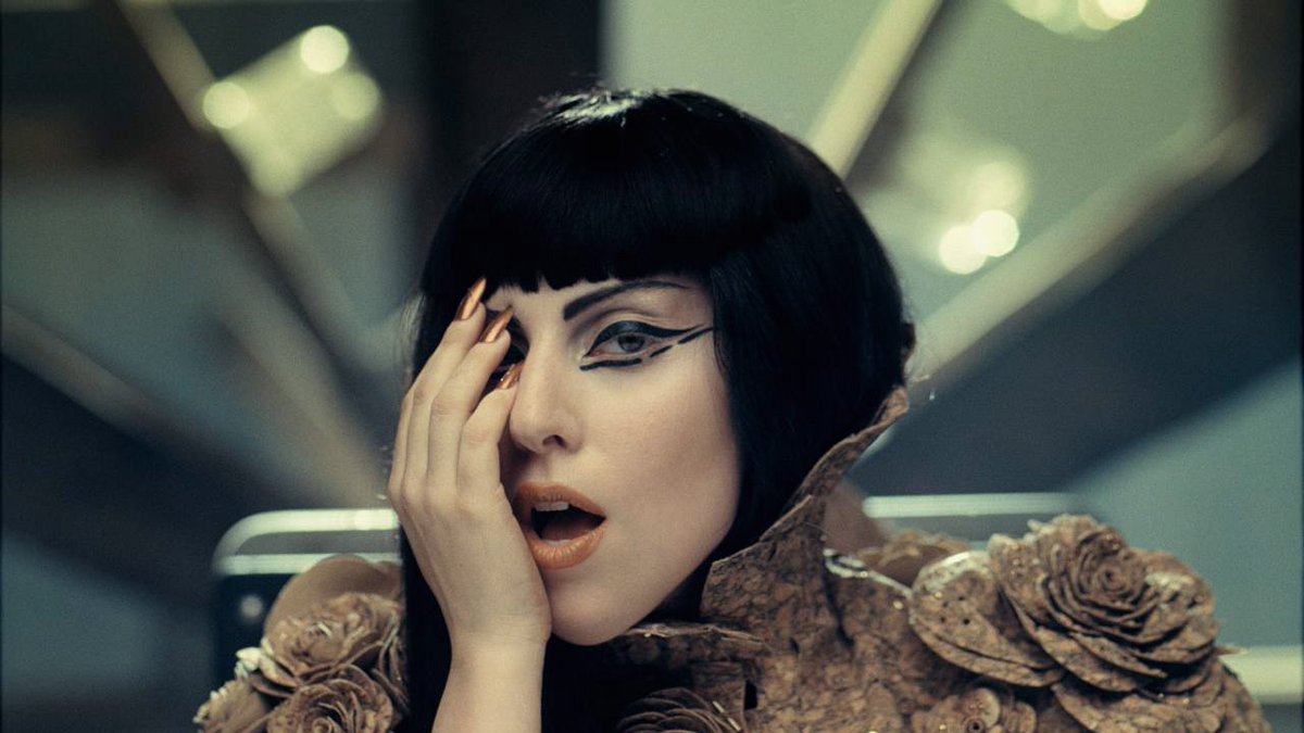 Леди гага в мужском образе. Леди гага you and i. Lady gaga you and i клип. Леди гага. Yoü and i леди гага.