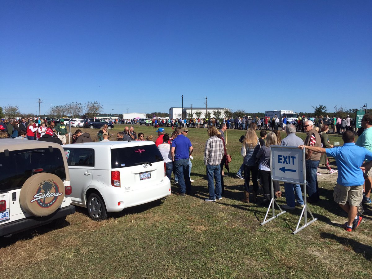 HunterIngramSN's tweet photo. If you can see, this is the end of the line. The building in the distance is the rally. The line winds in many ways before then. #TrumpILM https://t.co/FkBRjiLpR2