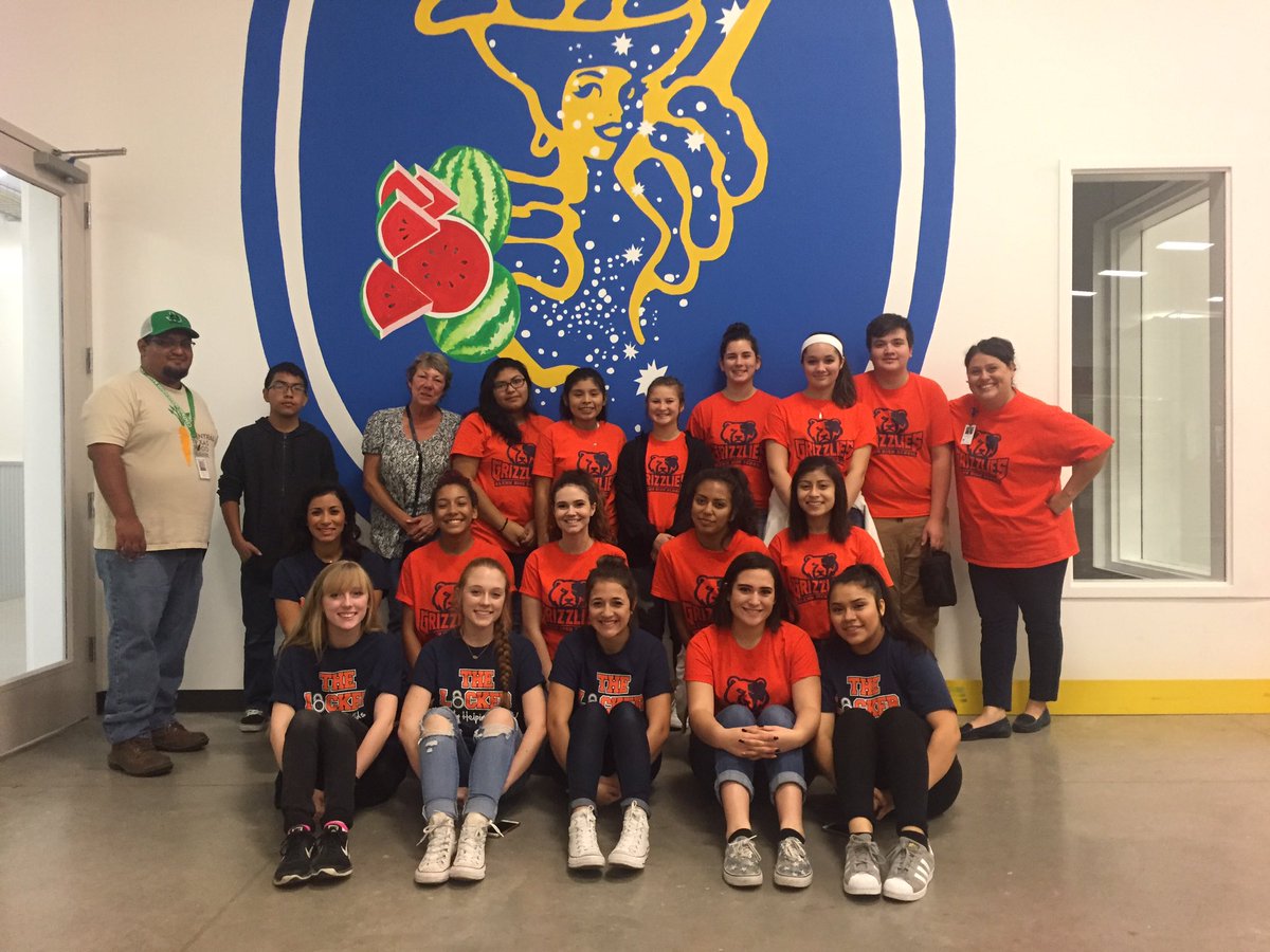 GlennFCCLA's tweet photo. Glenn FCCLA &amp; Locker at the Central Texas Food Bank!!! 🍌🍉 https://t.co/GH2aEZL1sR