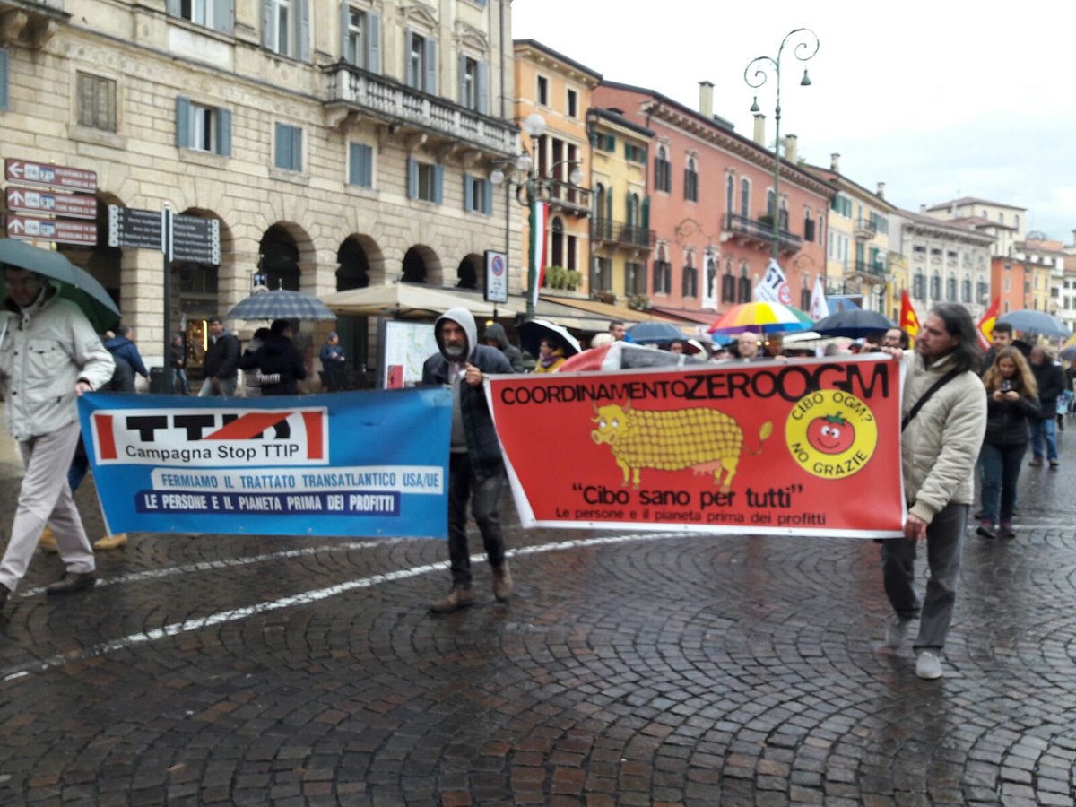 StopTTIP_Italia's tweet photo. #StopCETAday da Nord a Sud l'Italia non si arrende all'imposizione dei trattati come #TTIPe #CETA #5Novembre @ilmanifesto @Comuneinfo https://t.co/pj5B46JE7U