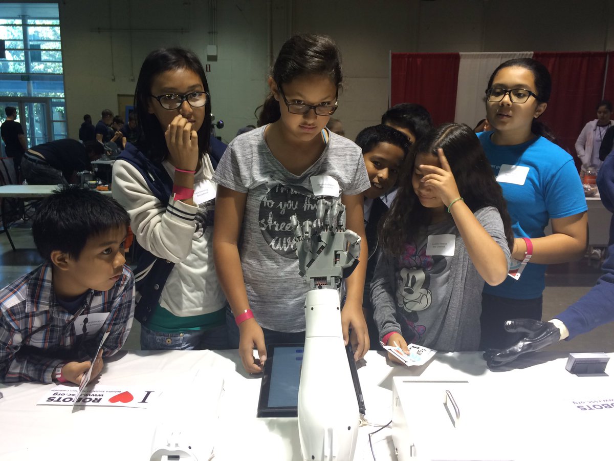 coon_leanne's tweet photo. Kids learning about robotics MakerCon @covinavalleyusd https://t.co/1vNgl0y9n0