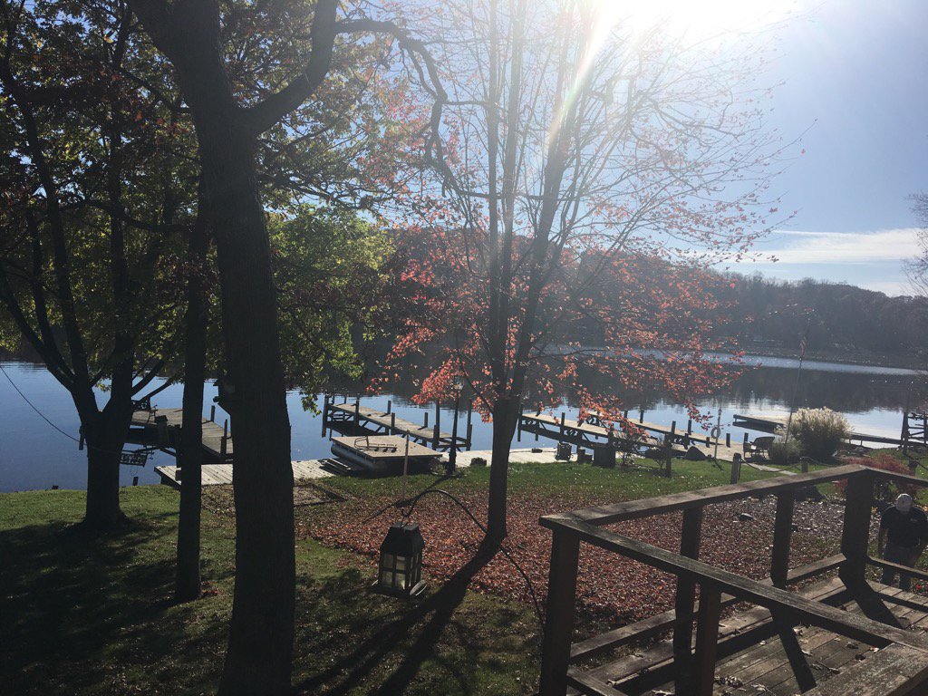 DJRusty64's tweet image. Nice #fall day on the lake. Good time to take care of #leaves.