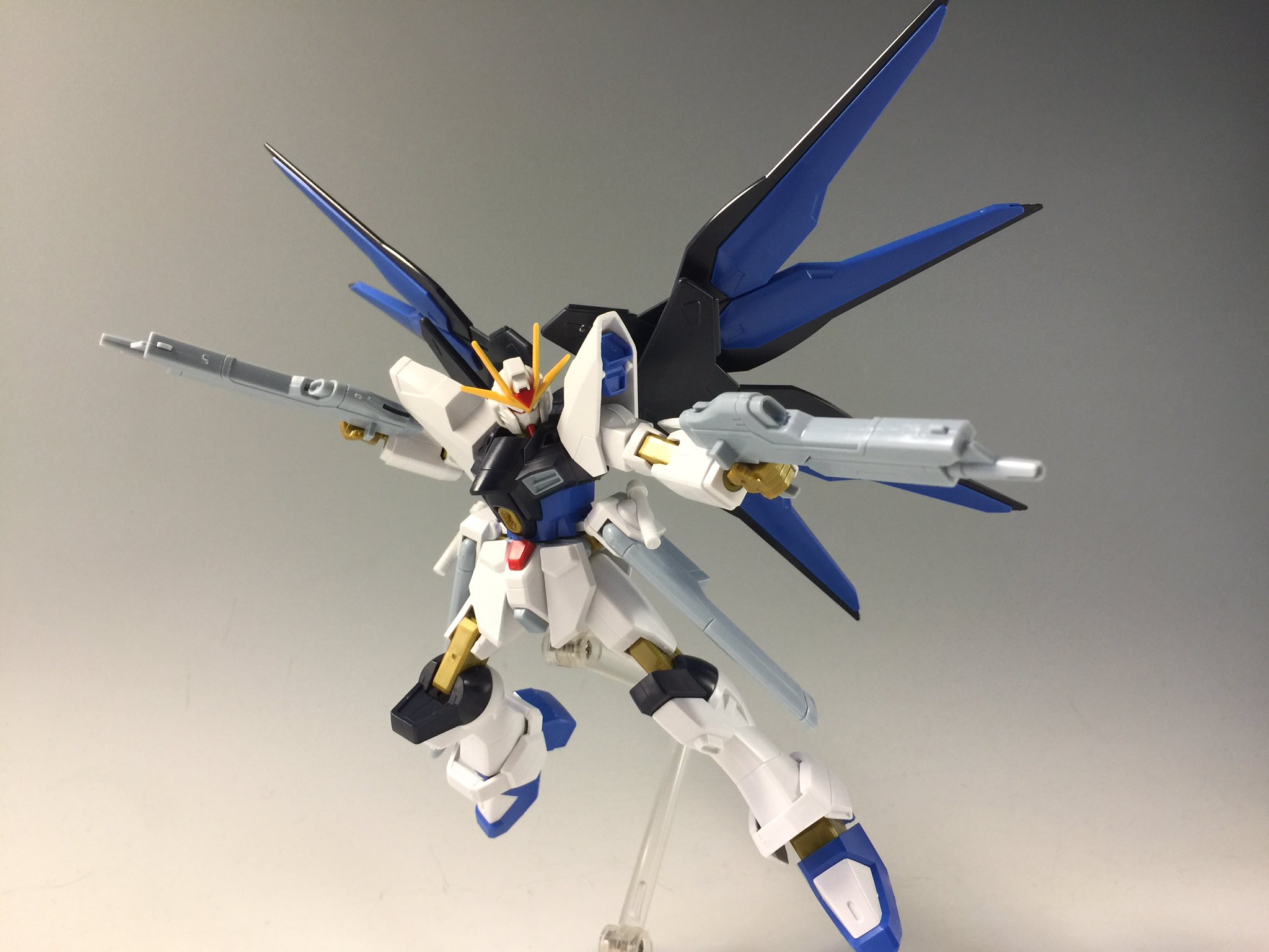 デンデロ 今日の積み消化 Hg Seed Destiny ストライクフリーダムガンダム このキットならではの点としては なんといってもスーパードラグーン射出用のエフェクト 平手が両手分付属するのも強みかなと思ったらreviveにもしっかり付属するんですね