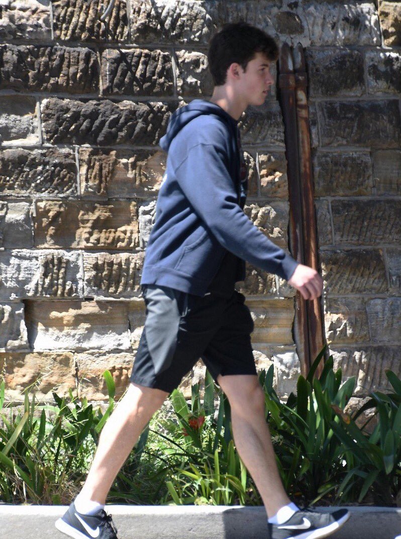 ShawnUpdatesSA's tweet photo. Fotos de Shawn hace unos días atrás caminando por las calles de Sydney, Australia.

#EMABiggestFansShawnMendes https://t.co/Y3Ecu6enTM