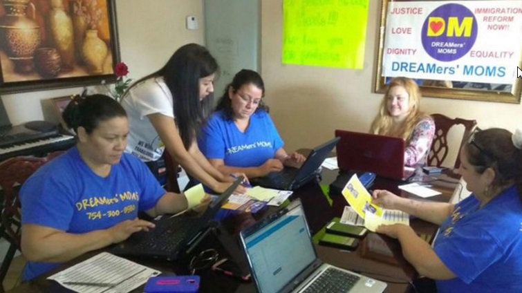 #Undocumented mom goes door-to-door asking others to vote during this #presidentialelection fw.to/Yw2GolC?utm_me… https://t.co/ApmlRTod4H