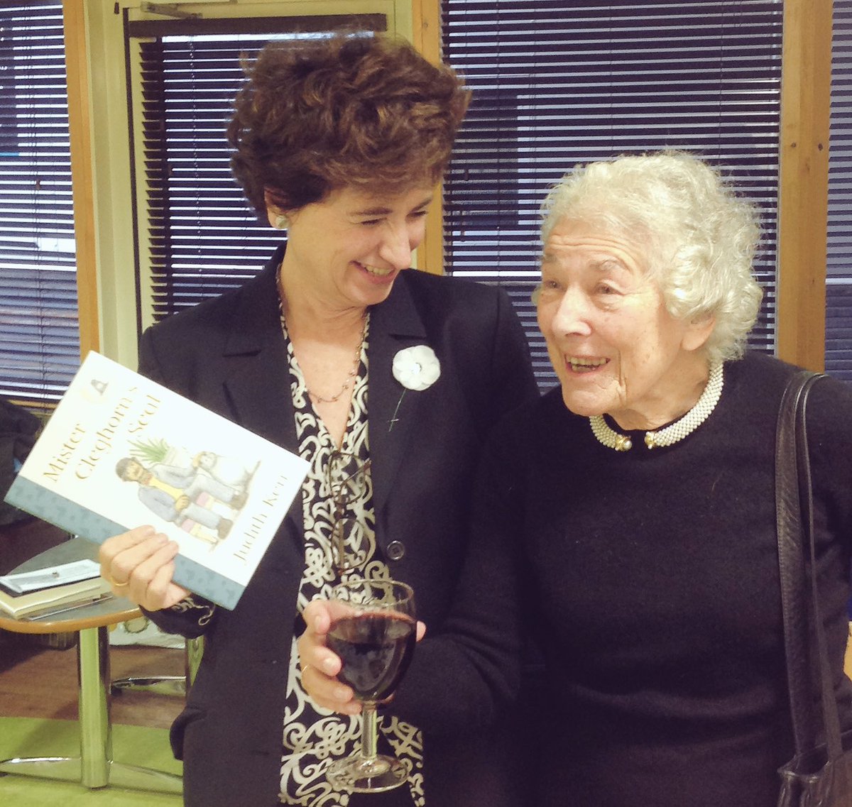 Annnd that's a wrap! Great conversation between Judith Kerr &amp; <a href="/NicoletteJones/">Nicolette Jones</a> in the Green Room <a href="/STREAM_SCHS/">STREAM2016</a> @GDST