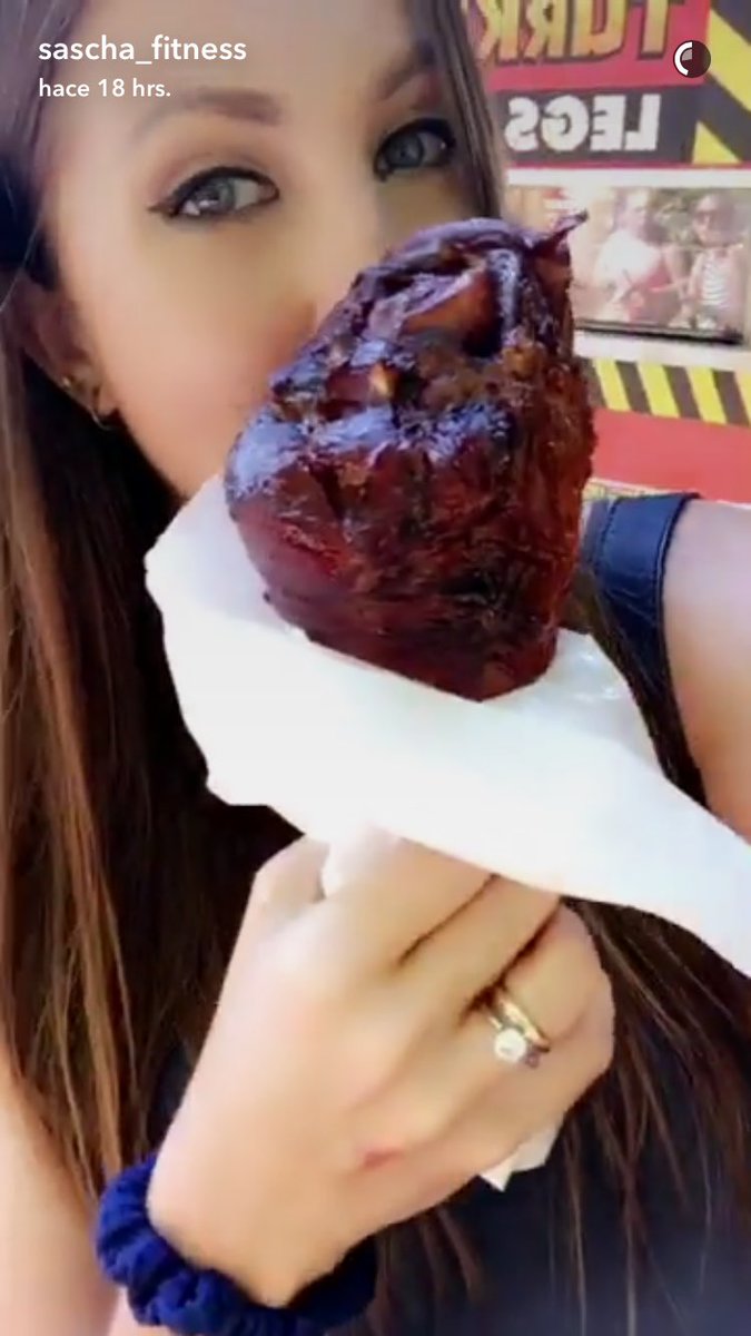 valentinabh's tweet image. Yooooooo sabiaaaaa!!! Esta mujer no se puede aguantar a una 🍗🍗🍗 ahora si creo que es humana 😂😂 @SaschaFitness #saschafitness