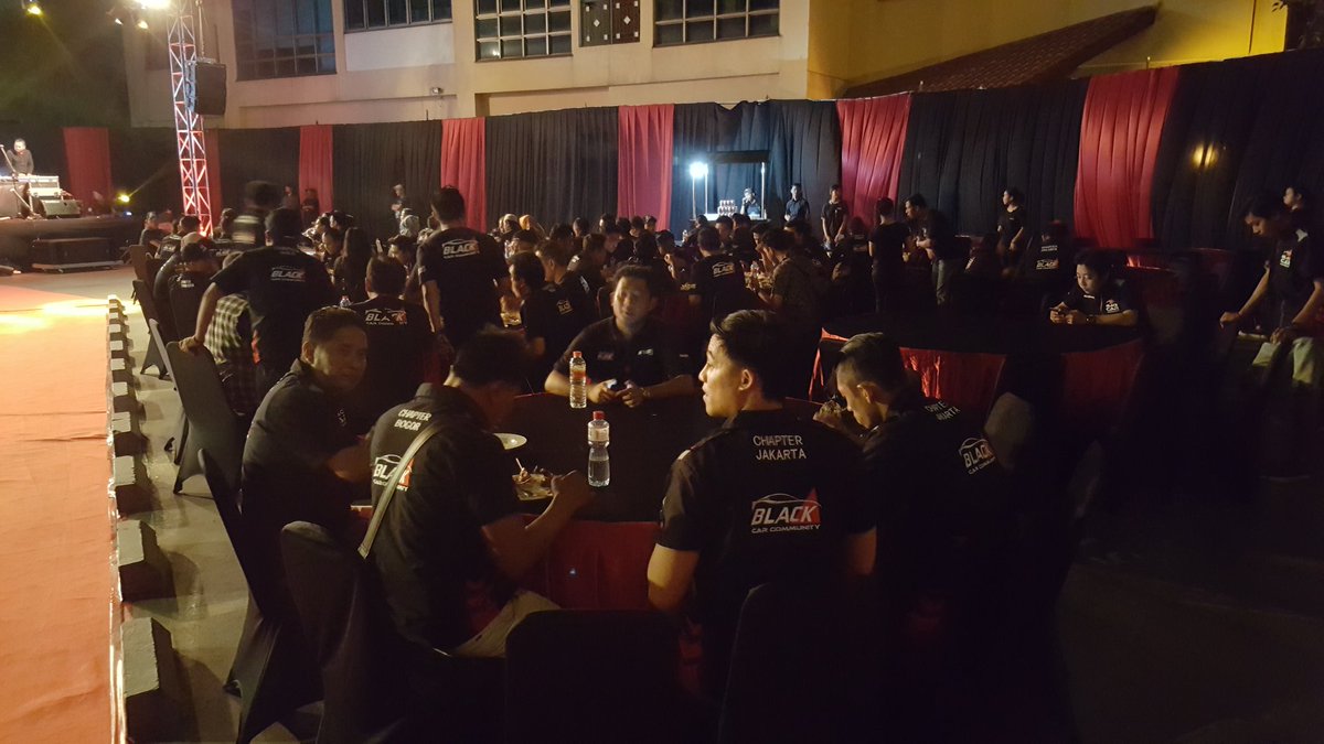 blackxperience's tweet photo. Gala dinner bareng temen2 BCC se indonesia. Asoy. #JamboreBCC2016 https://t.co/dlQKgjXavt