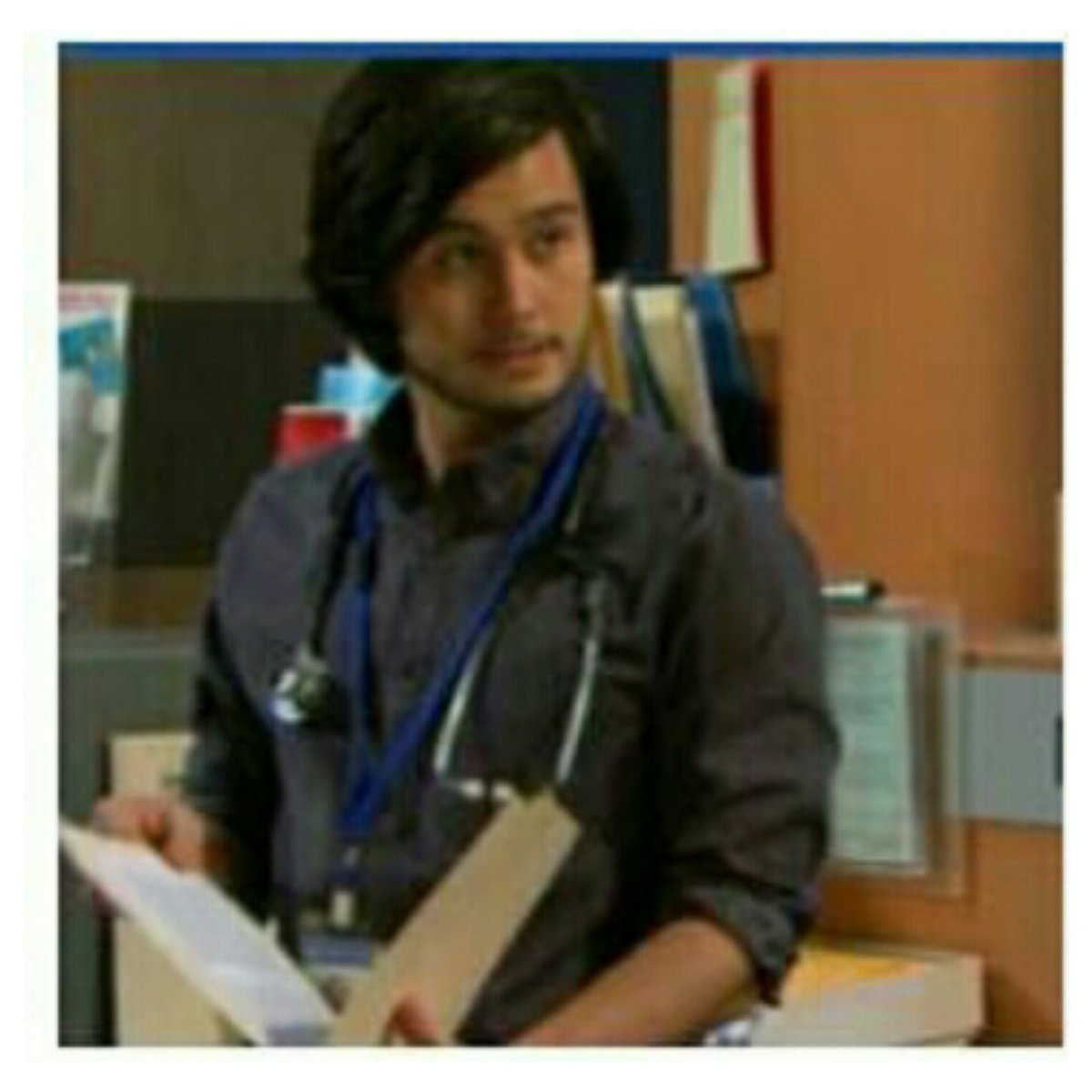 NeighboursReact's tweet image. When you are third wheeling a couple and they start arguing...