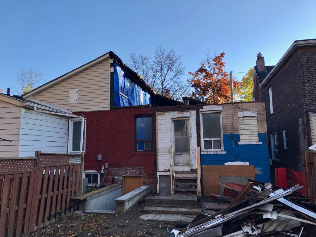 TheRenoCoach's tweet photo. Roof almost gone on this 2 NFL story reno. #passivehousewindows @SprayFoamMike @Zehnder_Passive @Passivehousewin https://t.co/oblmmU6hrp