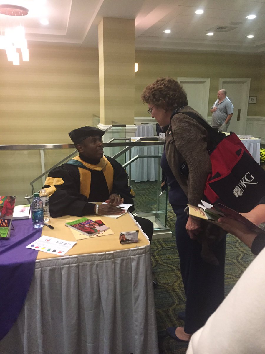 VAschoolnurses's tweet photo. @docspeaks signing books at #VASN2016 #schoolnurse https://t.co/j0L0bRiF9h