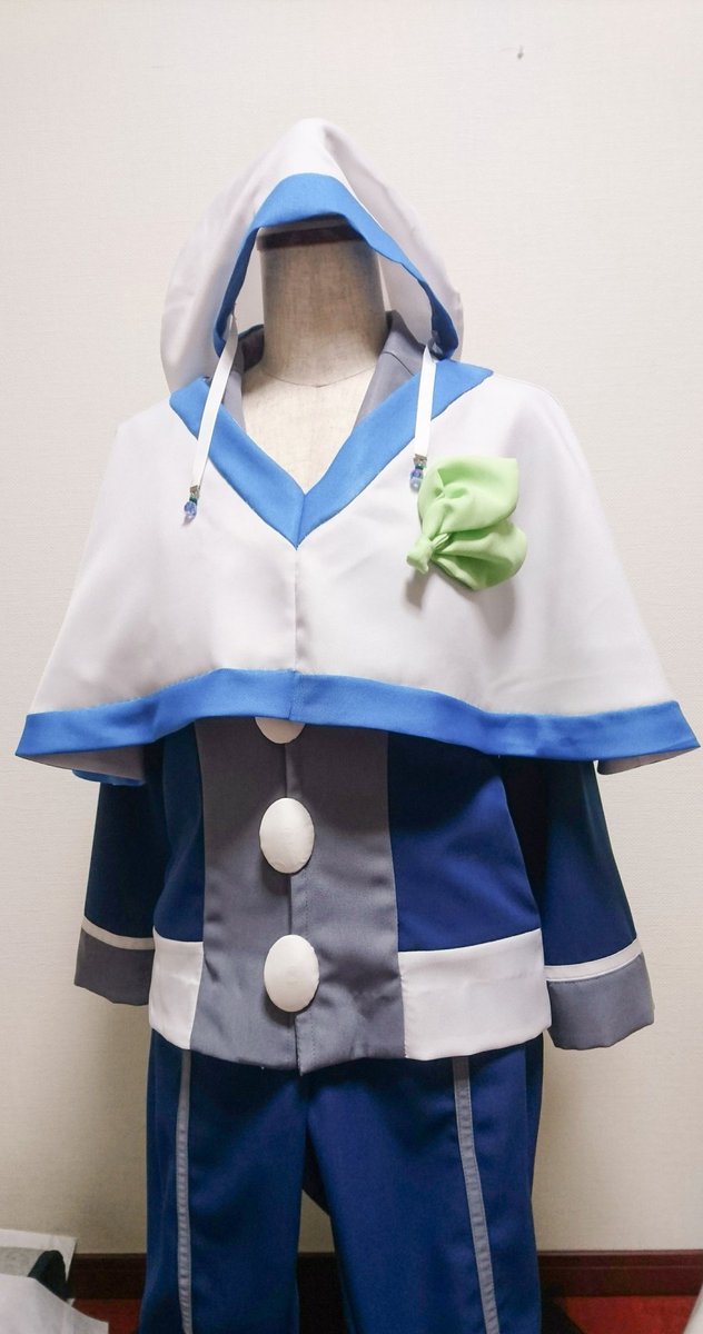 まち En Twitter Pop N Music ラピストリア ニコラ しっかりブレザーを作りたかったのでツイル テーラードカラーの下にケープを繋げる 開きはどうする 裾の切り返しは と構成に悩みながらごりごり縫った ベレー帽からぶら下がる青い石がファンタジーなかんじ