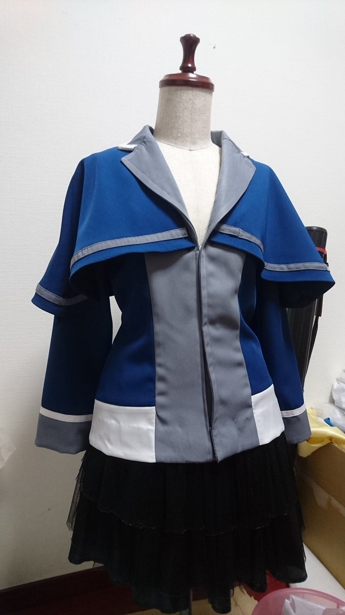 まち En Twitter Pop N Music ラピストリア ニコラ しっかりブレザーを作りたかったのでツイル テーラードカラーの下にケープを繋げる 開きはどうする 裾の切り返しは と構成に悩みながらごりごり縫った ベレー帽からぶら下がる青い石がファンタジーなかんじ