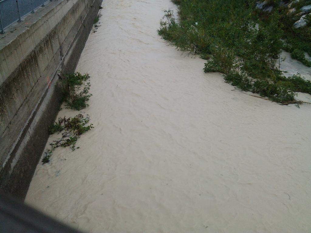 albegiorvalanga's tweet photo. CARRARA.2 anni dall'alluvione, piove incessatamente,il fiume ingrossa,la gente ricorda si dispera.Foto ieri e oggi. https://t.co/p4acLQKA1v