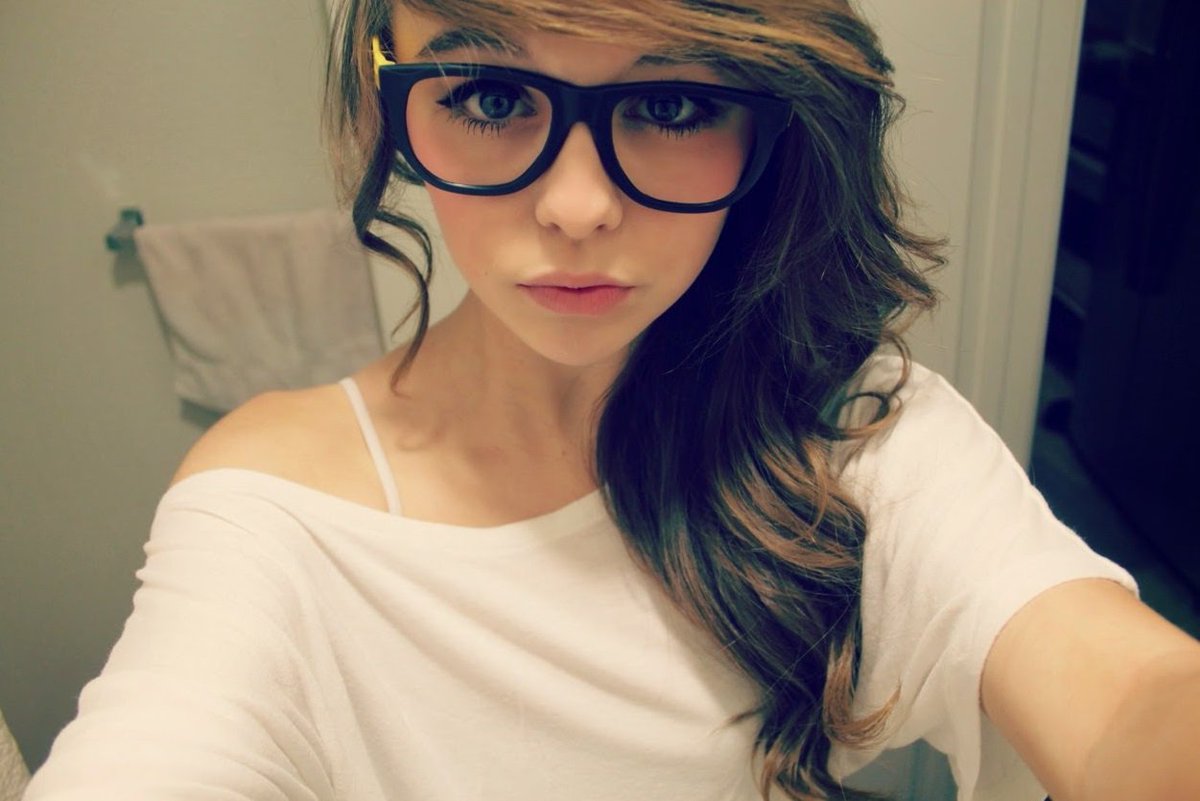 chavbuckets's tweet photo. #glasses #specs #brunette https://t.co/YLEoxKEt4o
