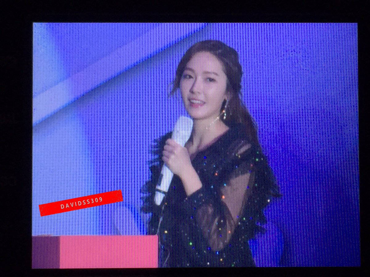 [PIC][04-11-2016]Jessica khởi hành đi Thượng Hải để tham dự "JESSICA 2016 FANMEETING in SHANGHAI" vào chiều nay CwgW4WUUUAEnQ4K