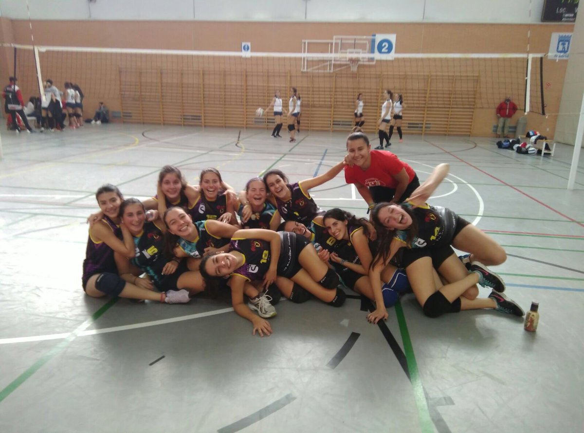 voleysanse's tweet photo. 🏐🏁🔝#juvCcvs de @sandrachip vence 2-0 en su debut municipal mientras que #cadCcvs de @davidframar cae 2-1 #VamosCVSansers https://t.co/m2T9QnGWNZ