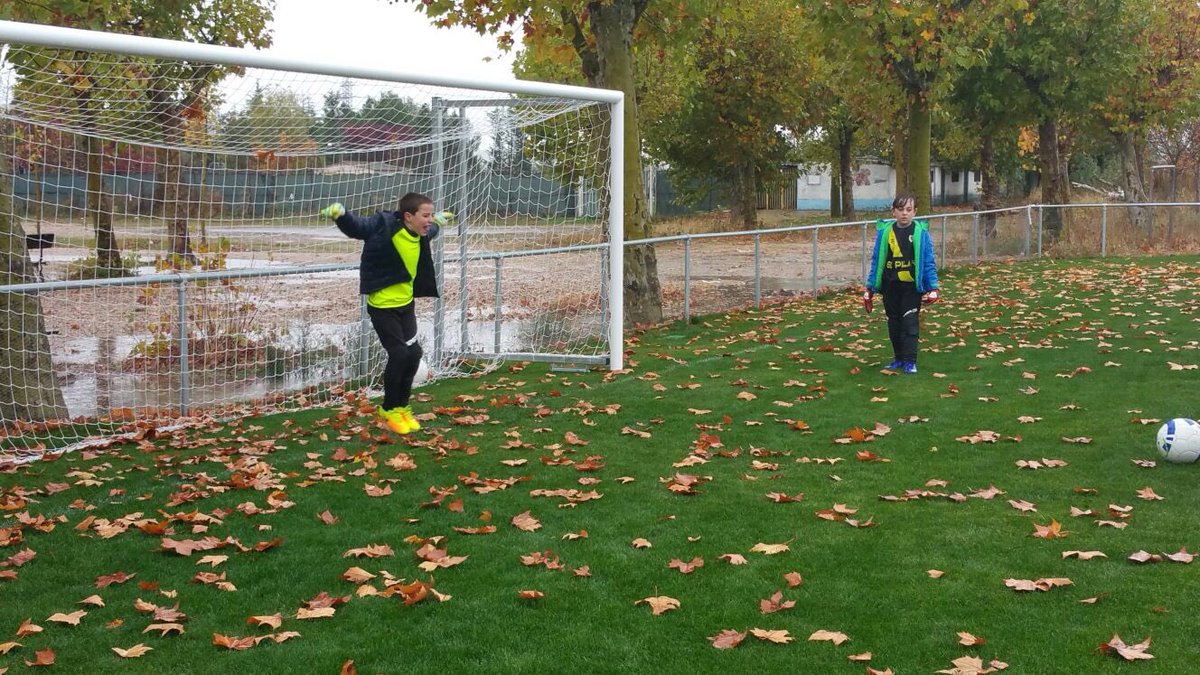 ElPilarVa's tweet photo. Ante las inclemencias del tiempo el C.D. Marianistas Valladolid disfruta en el nuevo campo.
#HazloPosible https://t.co/lV7Ue2jfgy