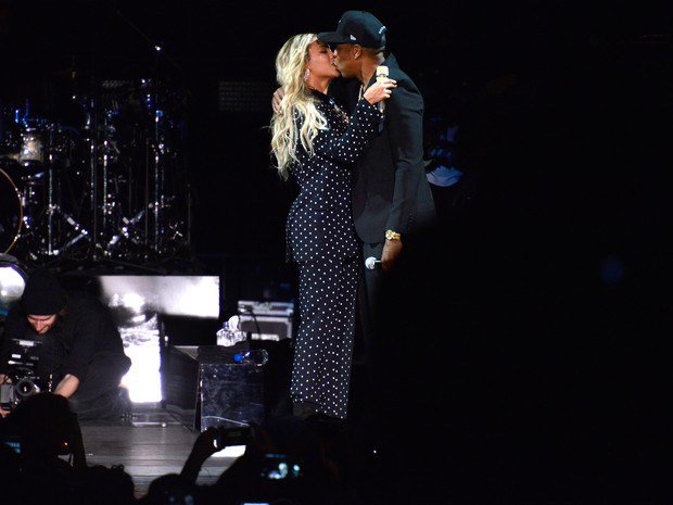 _sitelive's tweet photo. Beyoncé e Jay-Z se beijam durante comício de Hillary Clinton https://t.co/12JtfFEoBr https://t.co/7C3GLy3Vb5
