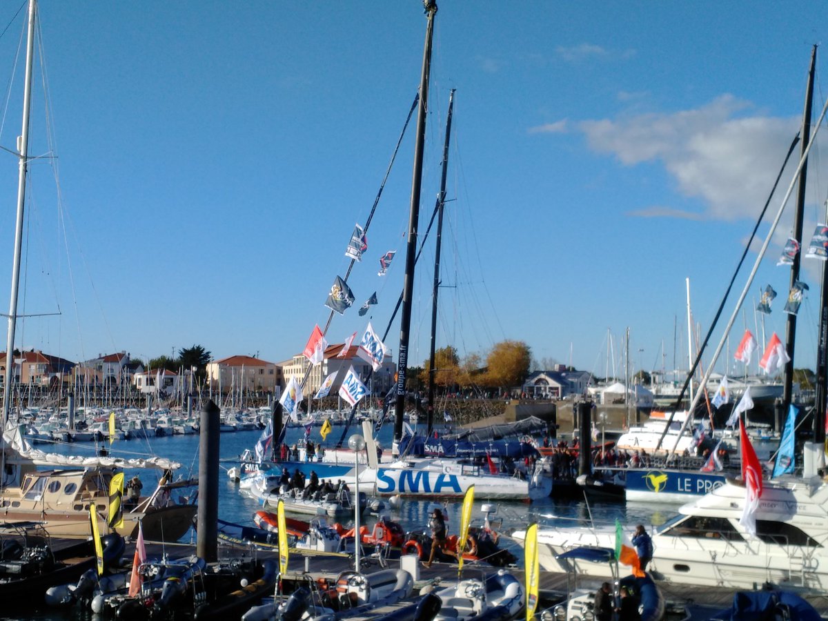 AyvensFrance's tweet photo. Dernier jour à quai pour le bateau @SMAVoile avant le grand départ #VG2016 !  #TousSMA https://t.co/0ubCnkfrzT
