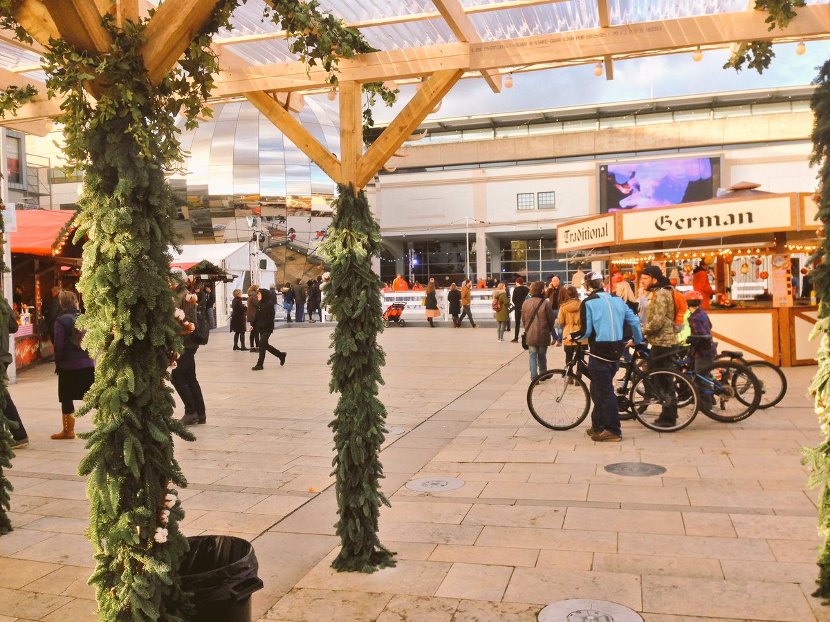 JonCraig_Photos's tweet photo. This looks fun! #mulledwine @AtBristol #iceskating #bigwheel and cosy warm blankets to snuggle under @ApresBristol #perfect #winter #recipe https://t.co/TrdX353JXo