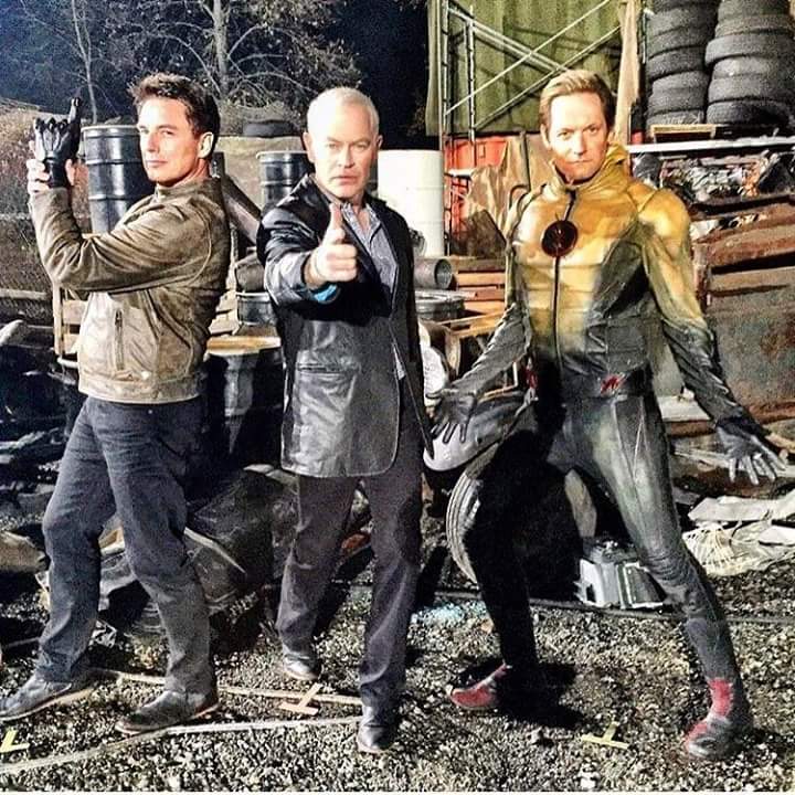 __TheFlashS3__'s tweet photo. Legens Of Tomorrow! https://t.co/O1skLv9tOQ