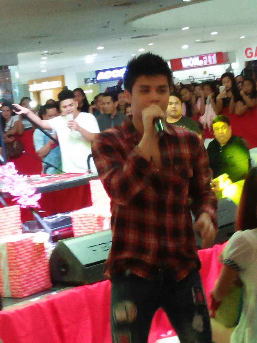 itsmemajhoy's tweet photo. Ang gwapo mo pala talaga sa personal @iamr2alonte ππ
Mahal na mahal kita, higit pa sa iniisip mo π€πΆ
#ChristmastreeLighting #RobDasma https://t.co/QHqQkWlCSp