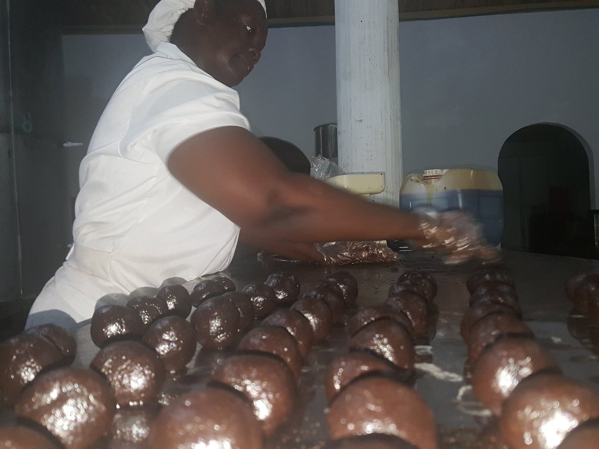 ManiguaChoco's tweet photo. Manos obreras que trabajan con #amor para entonar el mejor sabor del #chocolate en el punto de dulce y de amargo #Organico #Chocó #Tadĺ https://t.co/eghBhMUitL