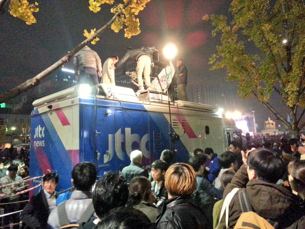JTBC방송 차량을 보고 달려들어
환호하는 시민들
