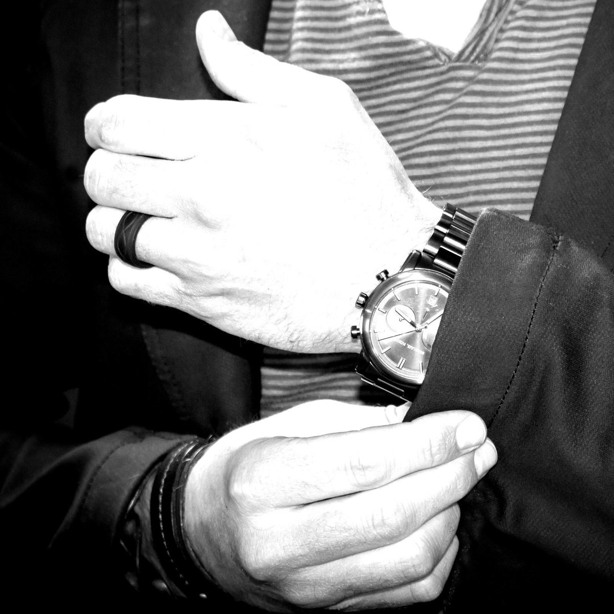 EnsoRings's tweet photo. Not just for active wear, pair your #EnsoRing with a nice watch and you're ready for a night out! #Mensfashion https://t.co/aRQAmJOOMR