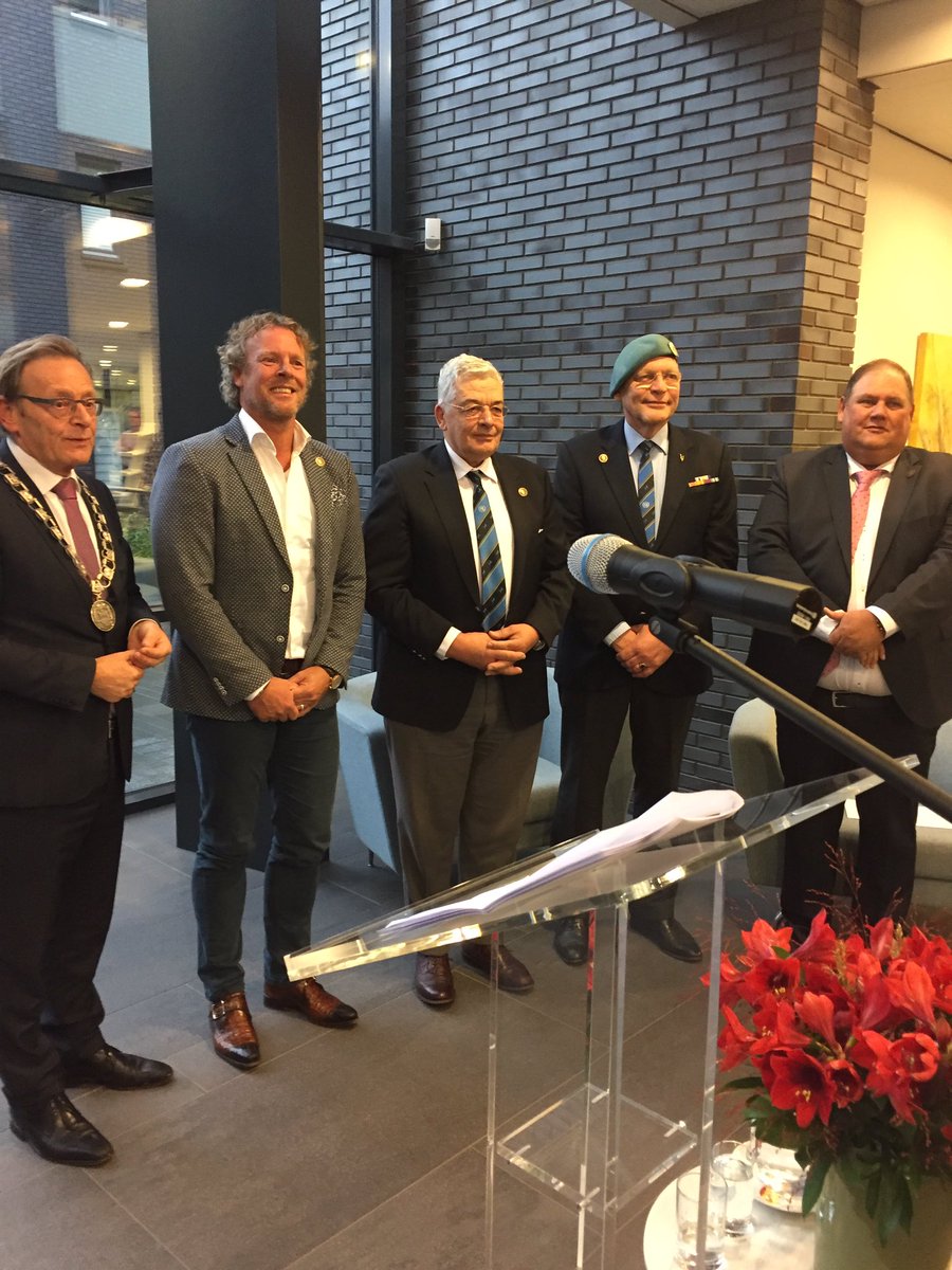 Burgemeester <a href="/JanssenKoos/">Koos Janssen</a> reikt het draaginsigne Nobelprijs voor de vredenuit aan 4 inwoners van Zeist