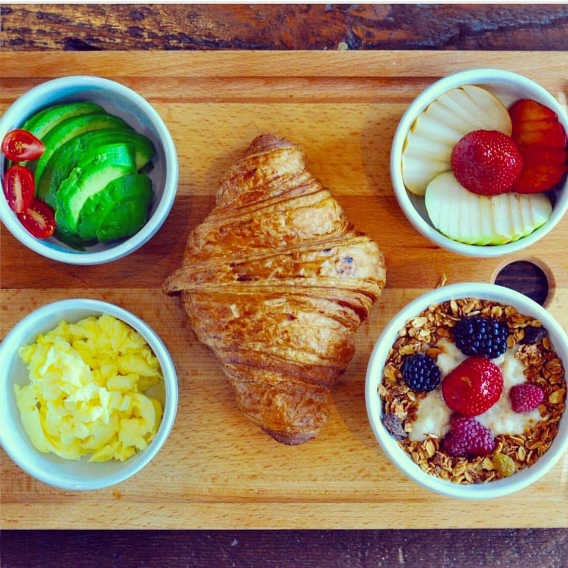 LeMaraisBakery's tweet image. @urban_diversion went for healthy eggs, avo, fruit, and oatmeal, a croissant on the side! What would you put on your board? #breakfastboard