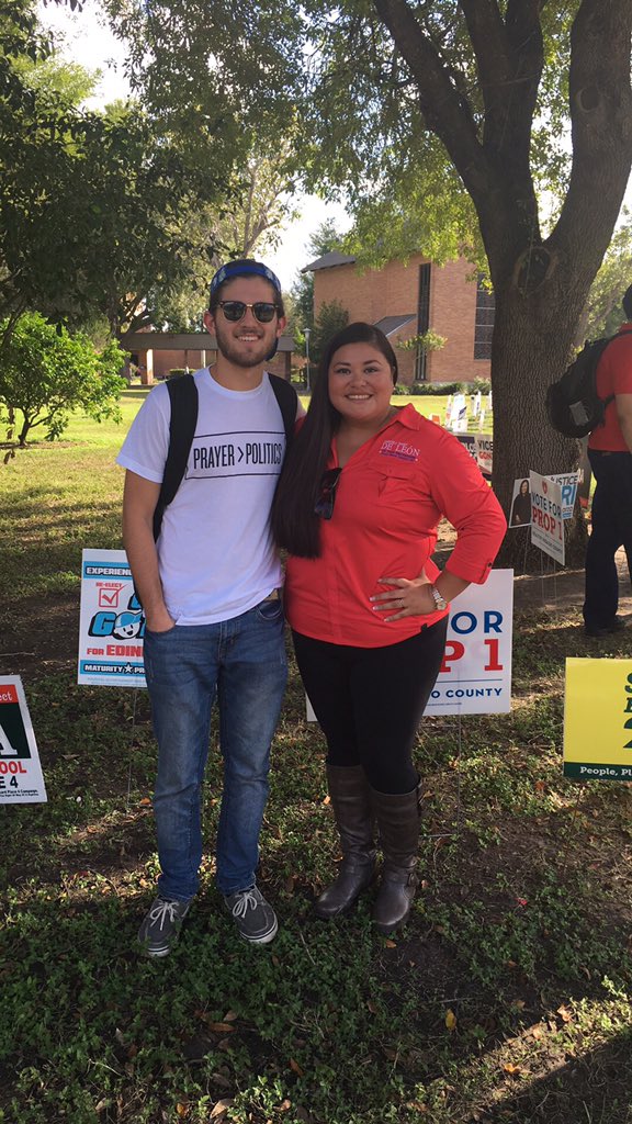 TeamMari2016's tweet image. Prayer over Politics. Engaging with #UTRGV students #rgv