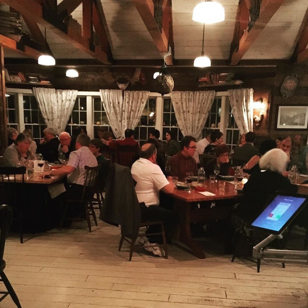 A lively crew enjoying a Family style feast <a href="/mallardcottage/">Mark</a> thx to @airmiles_canada #airmi… ift.tt/2fnpGEe