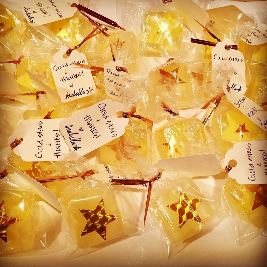 IsabellaKRusso's tweet photo. Passing out #SummerHathaway 's gold stars to my amazing @sormusical company! #BellasBubbles https://t.co/PUB86tvZOM https://t.co/7xZNfaHFMl